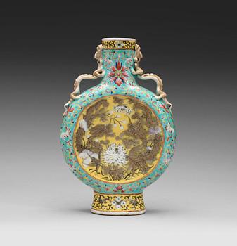 A famille rose dragon moon flask, Qing dynasty 19th century.