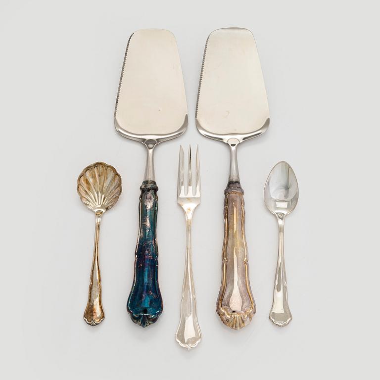 An 118-piece set of 'Chippendale' silver cutlery, Finnish hallmarks. In cutlery box.