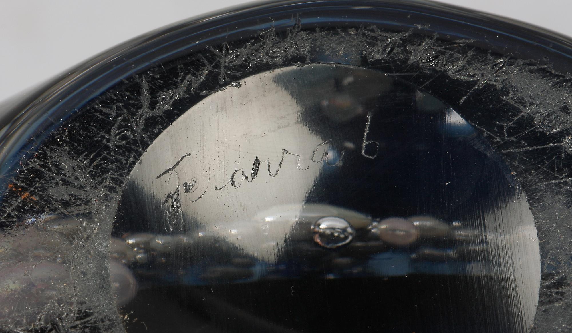 VAS samt LJUSSTAKAR, ett par, glas. Bengt Edenfalk resp Vicke Lindtrand.