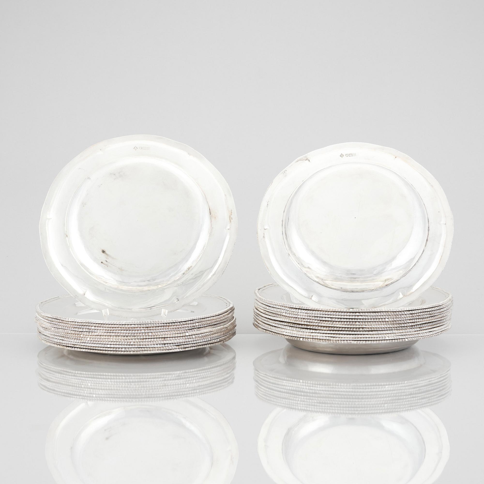 Sydney Bellamy Harman, tallrikar, 24 st (12 flata + 12 djupa), silver, London 1910. Rokoko-stil.