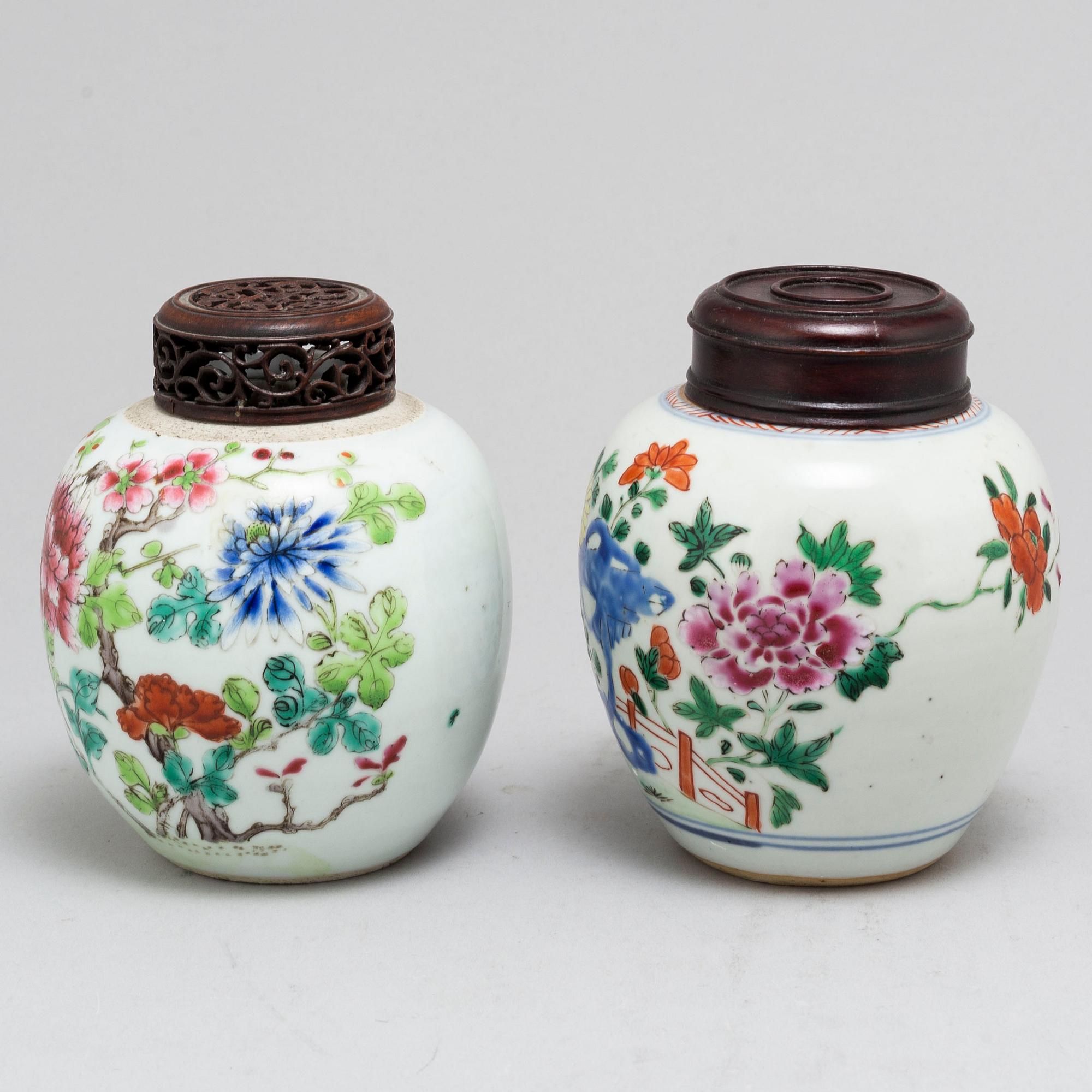 TEKRUKOR, två stycken, porslin. Qingdynastin, 1700-tal resp 1800-tal.
