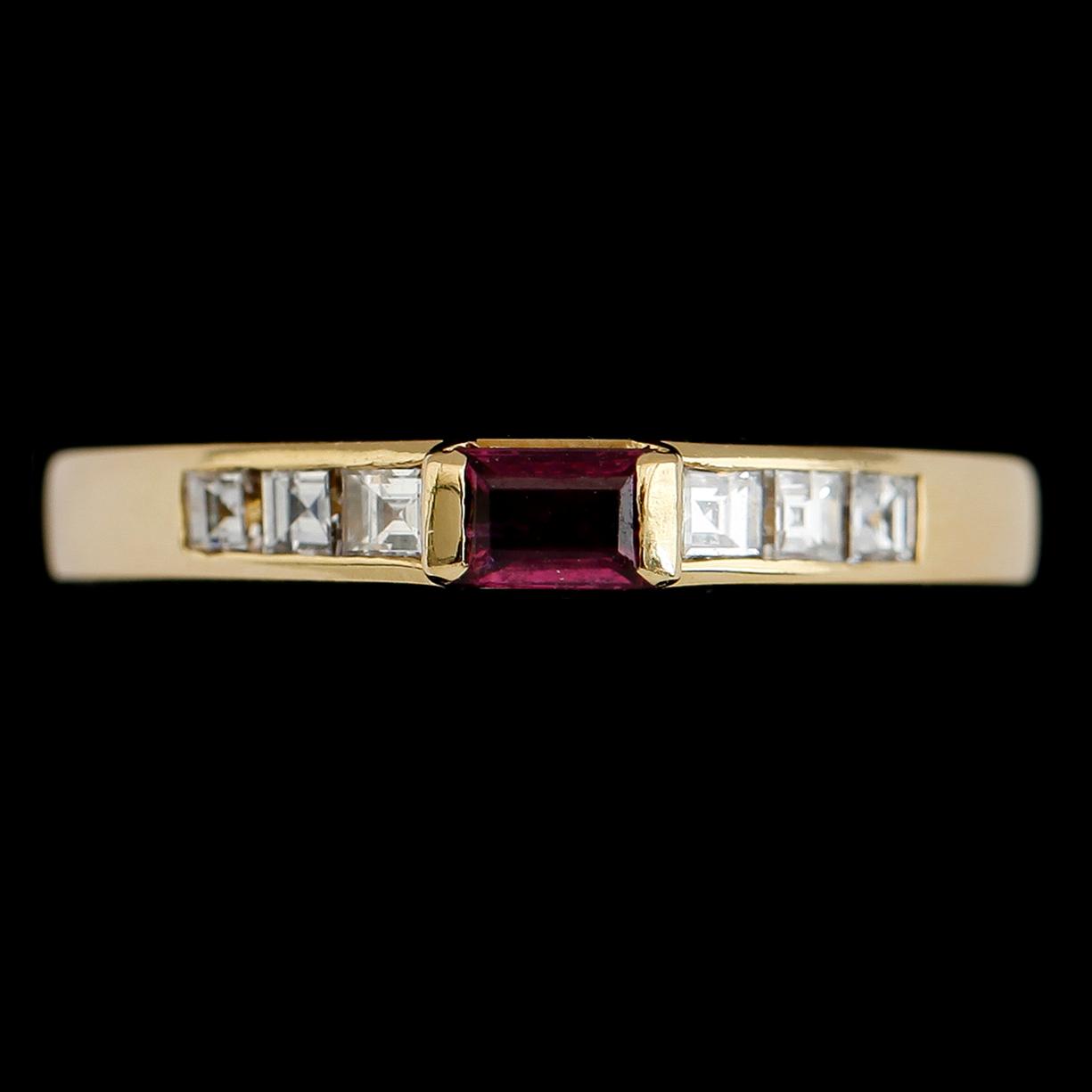 RING, 18 k guld, rubin och baguettslipade diamanter.