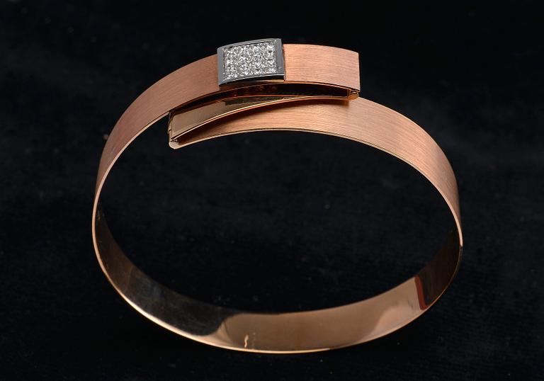 A BRACELET, brilliant cut diamonds c. 0.48 ct 18K red gold. Weight 30 g.