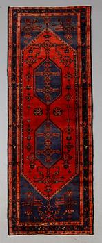 MATTA, Hamadan, ca 290 x 107 cm.