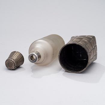 VODKAKARAFF, silver och glas, Vasili Ivanov, St:Petersburg 1896, silvervikt 312 g.
