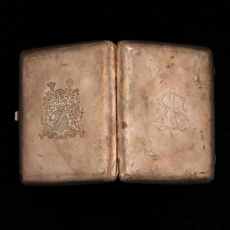 CIGARETTETUI, silver, R. Mellin, Helsingfors, 1908. Totalvikt 156 g.