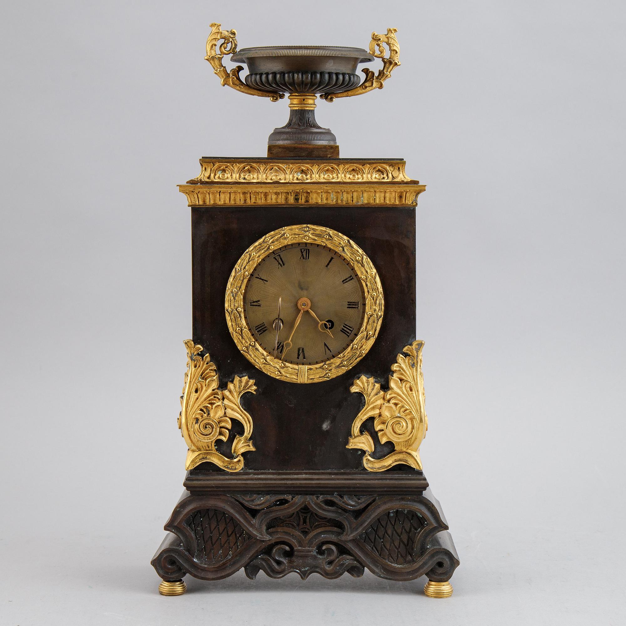 An early 20th Century mantle clock.