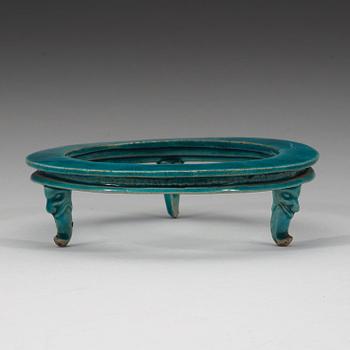 A turkoise glazed porcelain stand, Qing dynasty, Kangxi (1662-1722).