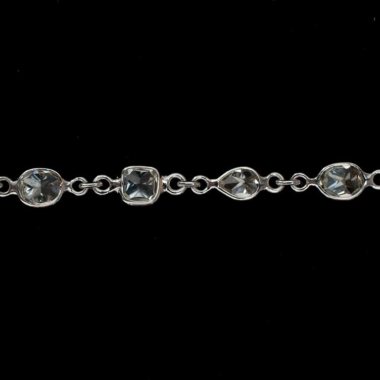 A mixed cut diamond necklace, tot. 18.58 cts.