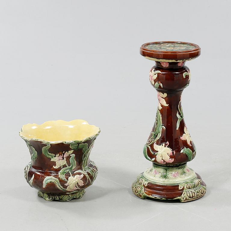 A jugend pedestal with pot in earthenware, urn marked "Oxford", beginning of the 20th century.