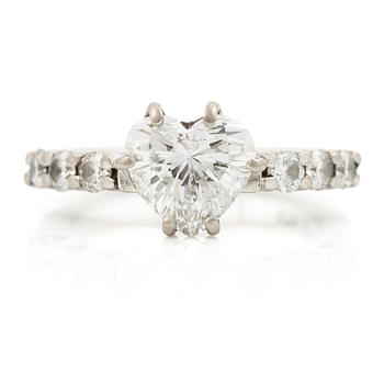 538B. Ring 18K vitguld med hjärtformad briljantslipad diamant.