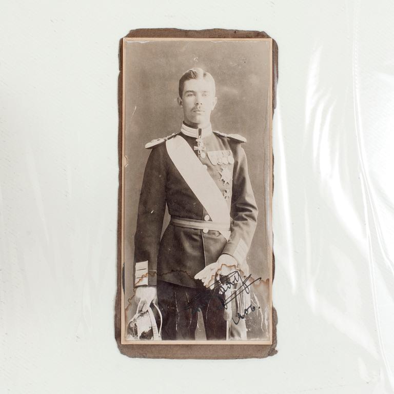 KUNGLIGA BILDER OCH FOTON, bla två egenhändigt signerade av Kung Gustaf V resp två av Kronprins Gustaf Adolf.