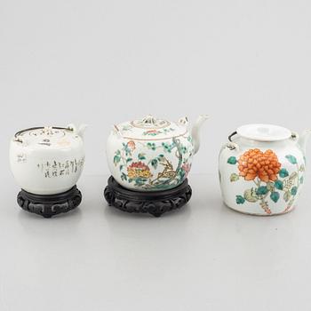 Three Chinese porcelain teapots, late Qing dynasty, early 20th Century.