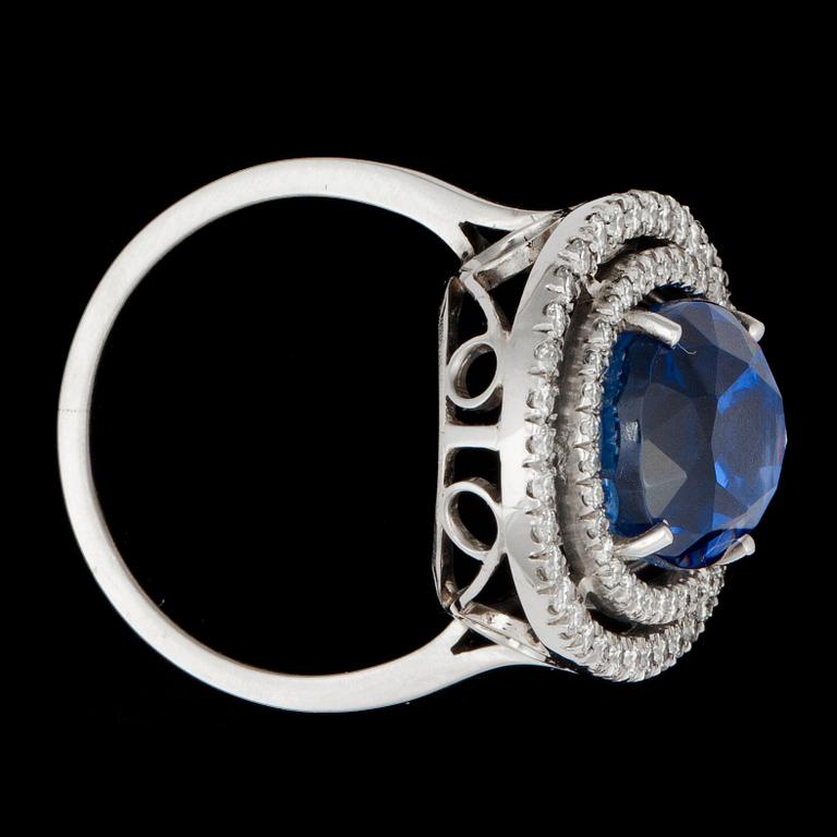RING med obehandlad ceylon safir 11.84 ct samt briljantslipade diamanter totalt ca 0.70 ct.