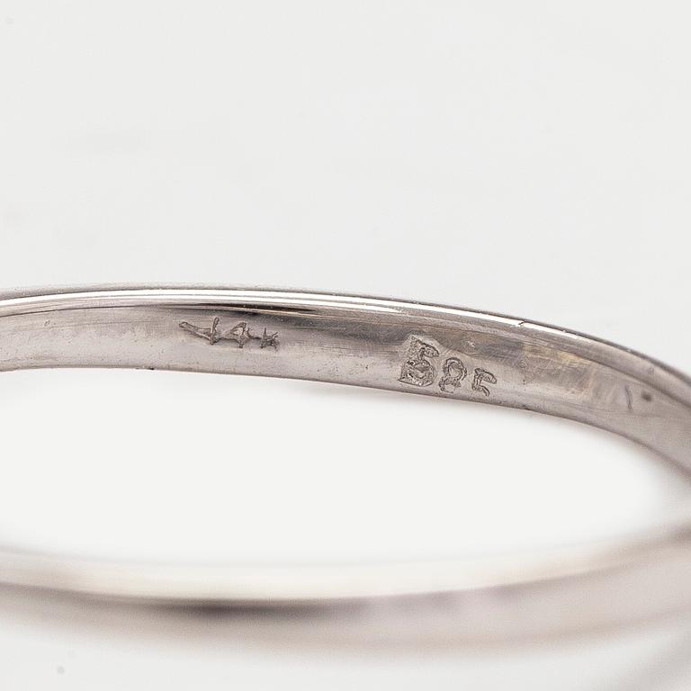 Sormus, 14K valkokultaa, ja briljanttihiottu timantti.