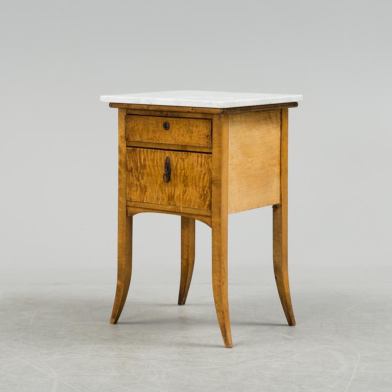 SÄNGBORD, björk, 1900-talets första hälft.