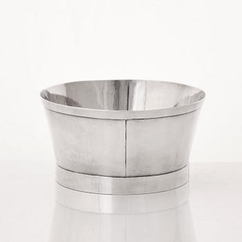Birger Haglund, skål, Stockholm 1985, sterling, nr  2/10. Utförd i edition om 10 exemplar till Nationalmusei Vänners 75-årsjubileum.