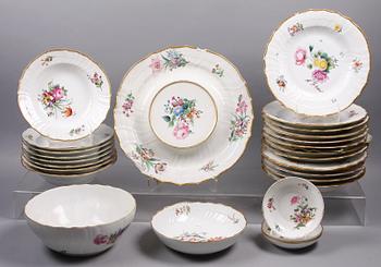 MATSERVISDELAR, 70 delar, porslin, sk hausmalerei, Royal Copenhagen.