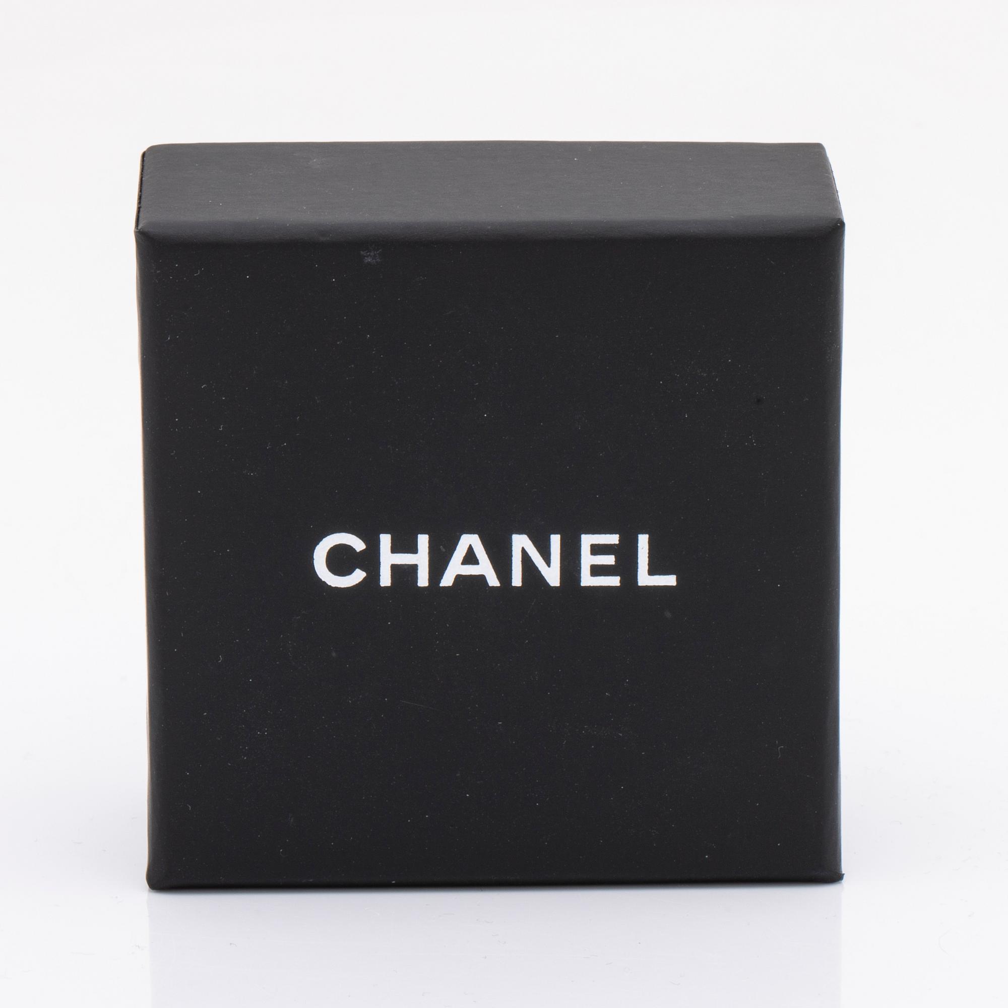 Chanel earrings, metal and costume pearls, approx 1,5 x 4 cm, original case and box.
