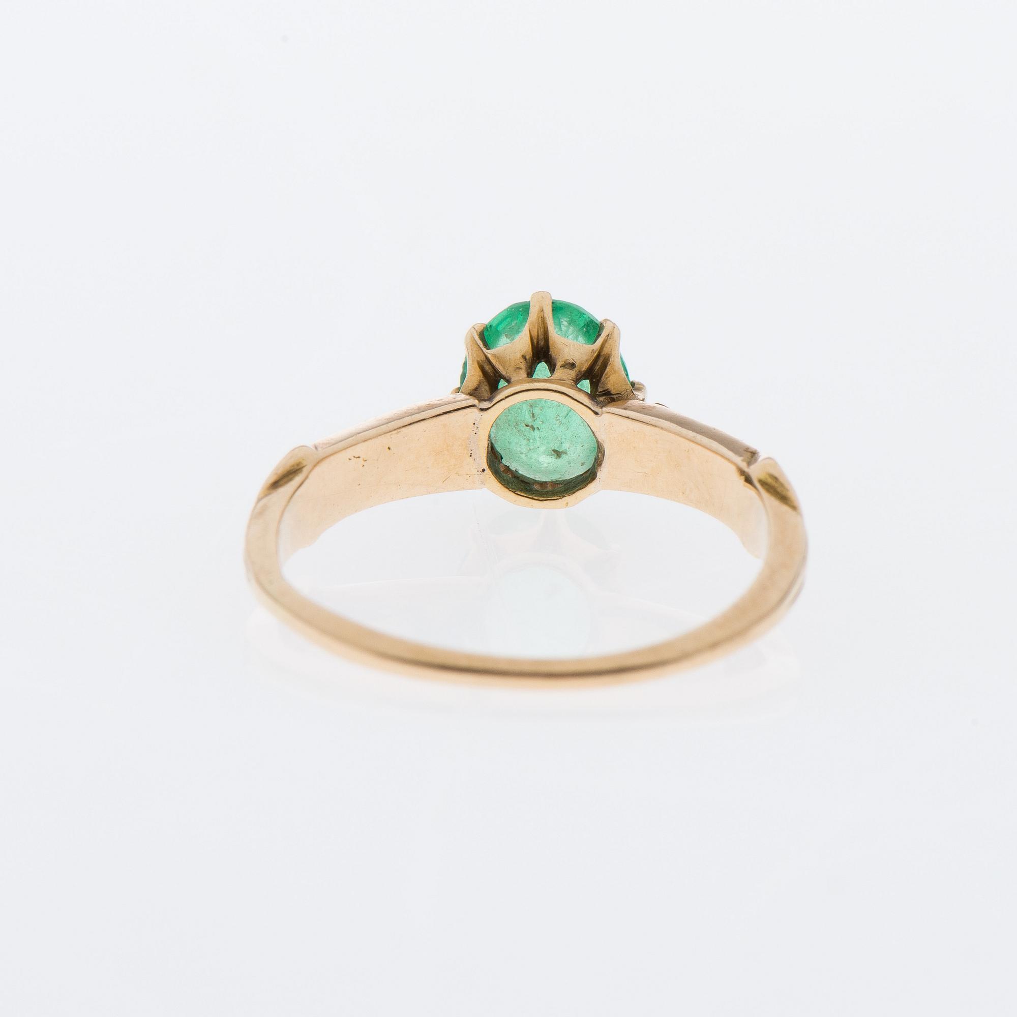RING, fasettslipad smaragd, 14K guld, ryska stämplar.