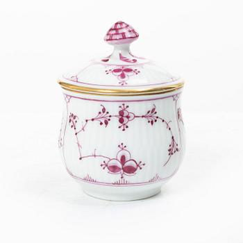 Royal Copenhagen, Cremekopp med lock, porslin, ’Ruby red’, röd Musselmalet (ruby fluted), omkring 1900.