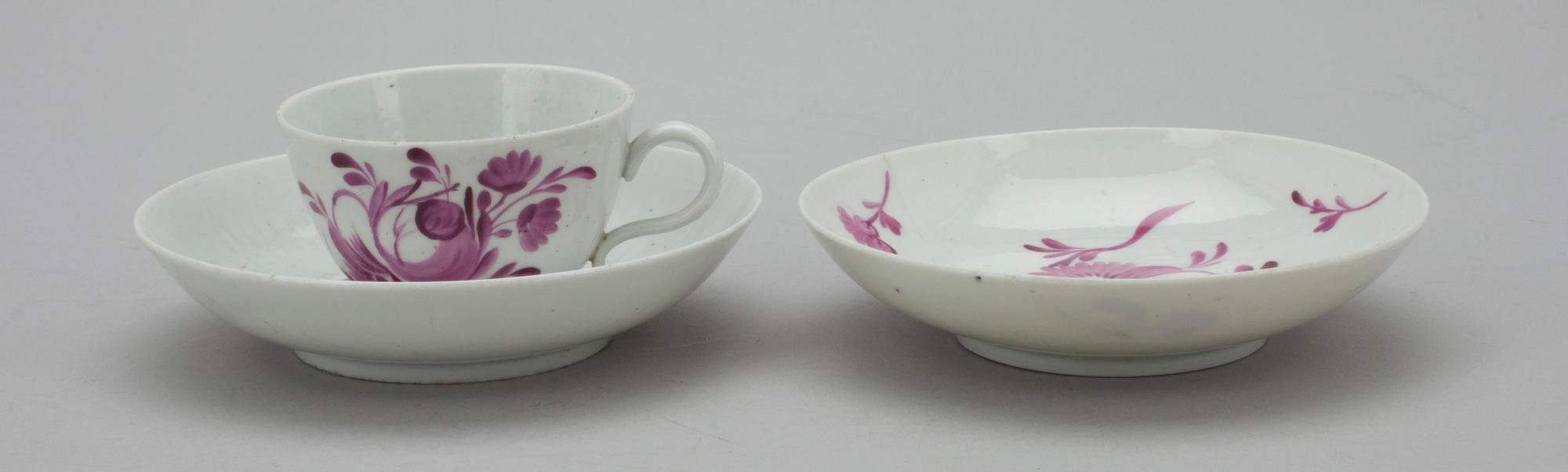 KOPP MED 2 FAT, porslin, Ilmenau, 1700-talets senare del.