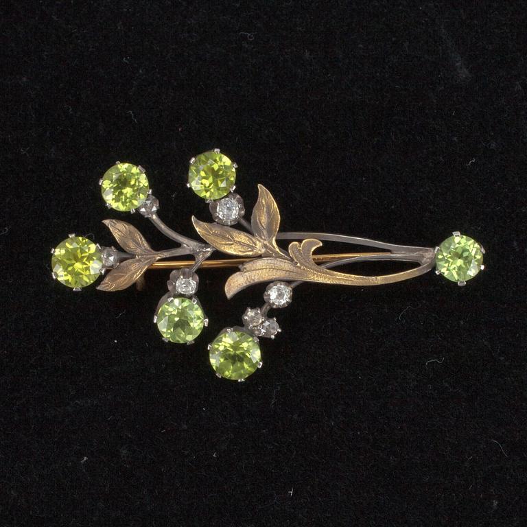 BROSCH, ryska stämplar, guld, silver, peridoter, diamanter. L 5.