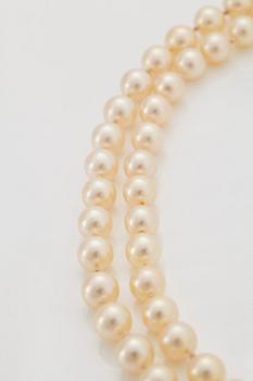 A Chaumet cultured pearl necklace with a clasp in 18K gold set with round brilliant-cut diamonds.