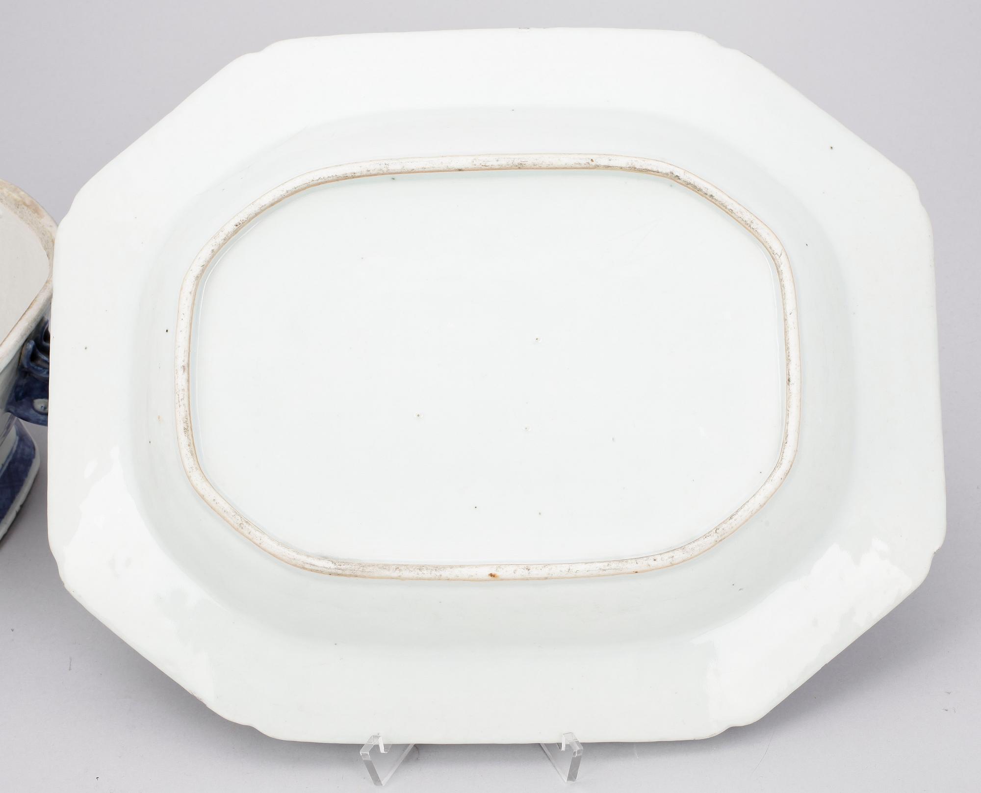 TERRIN MED LOCK OCH FAT, porslin, Jiaqing, Kina tidigt 1800-tal.