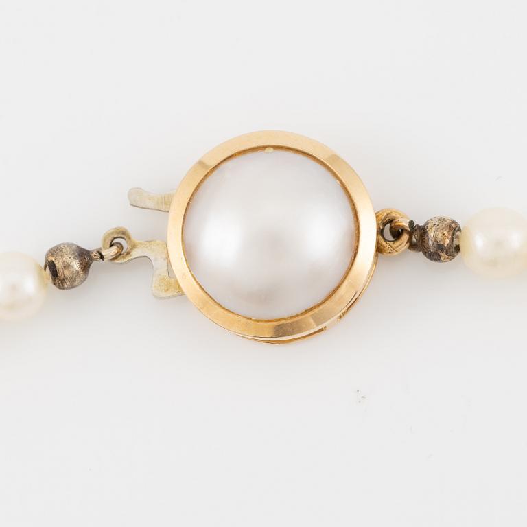 Necklace, with graduated cultured pearls, clasp in 18K gold.