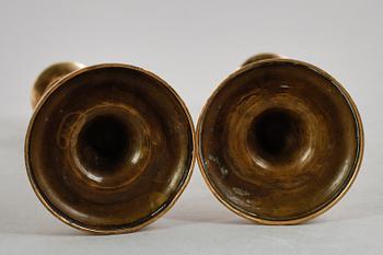 LJUSSTAKAR, 1 par, förgylld brons, senempire, 1800-talets första hälft.