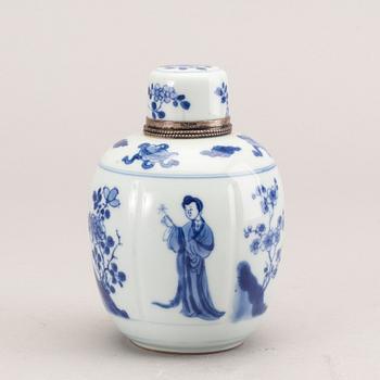 Tedosa med lock, porslin. Qingdynastin, Kangxi (1662-1722).