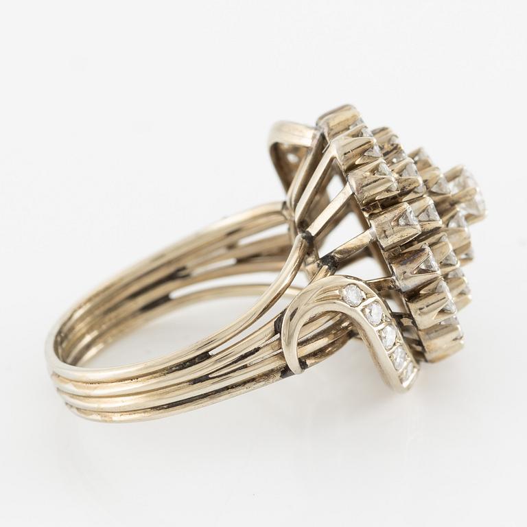 Ring in 18K white gold set with brilliant-cut diamonds,.