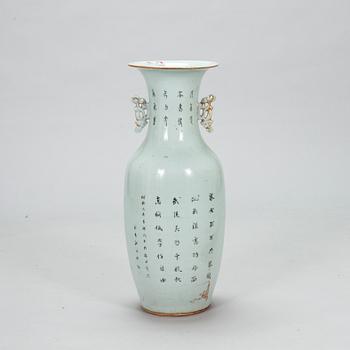 A Chinese porcelain vase by Wang Tong Shun, 20th Century.