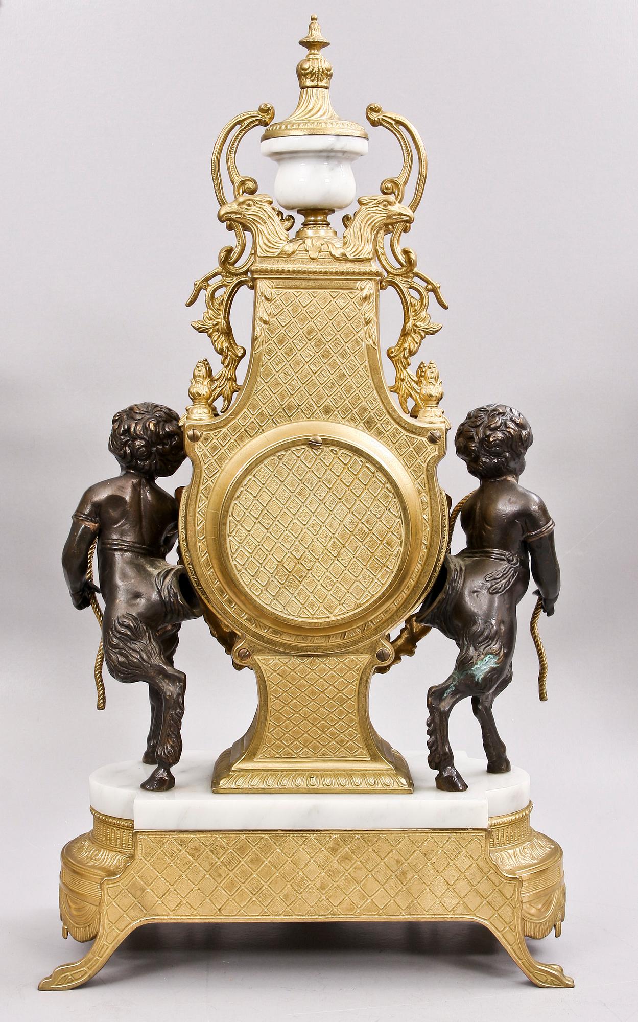 BORDSPENDYL MED KANDELABRAR, 3 delar, Louis XVI-stil, 1900-tal.