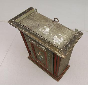 HÄNGSKÅP, allmoge, 1700-tal.