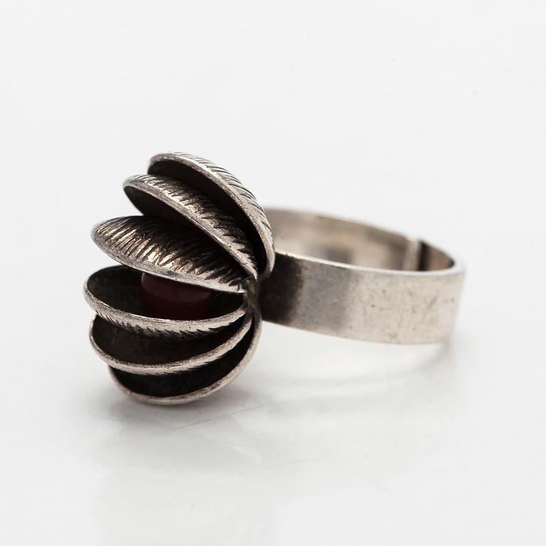 Elis Kauppi, sormus, karneoli, hopea, Kupittaan Kulta, Turku, 1970.