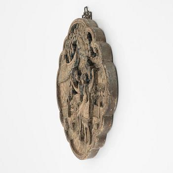 Skulptur och plakett, trä. Indonesien, 1900-tal.