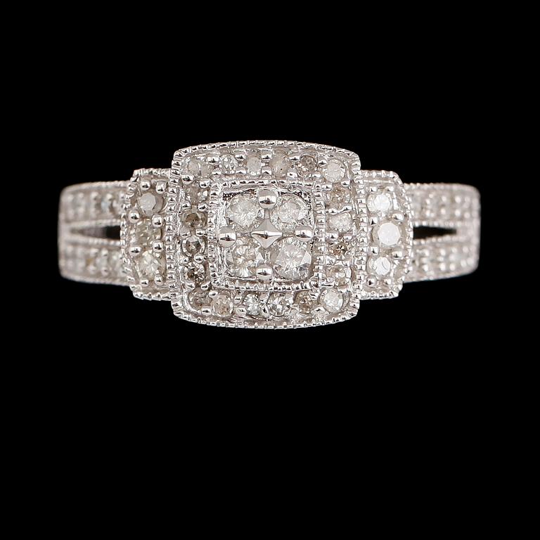 RING, 10 k vitguld, briljantslipade diamanter tot ca 0.50 ct.