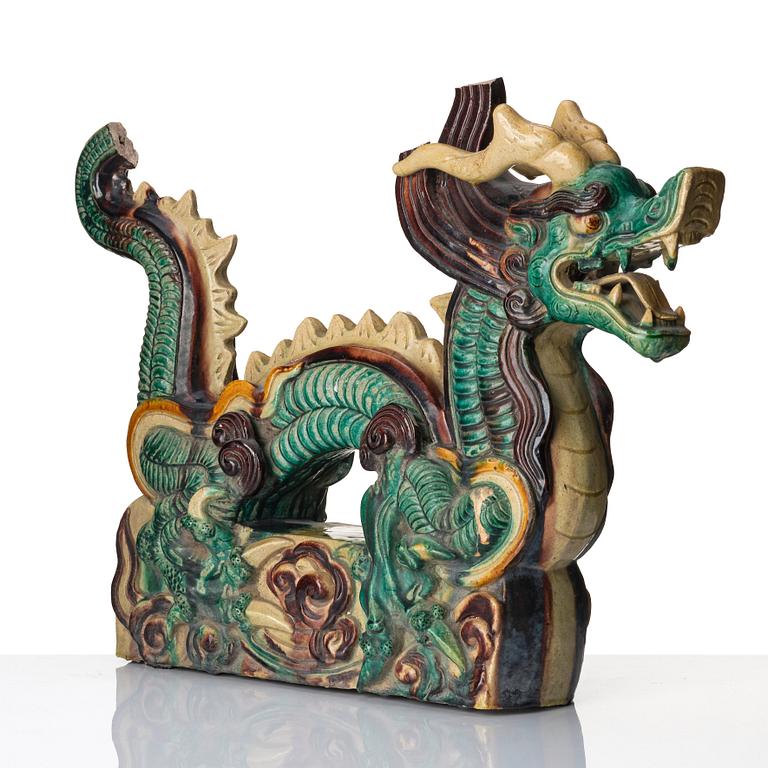 Taktegel/dekorelement, lergods. Qingdynastin (1644-1912).