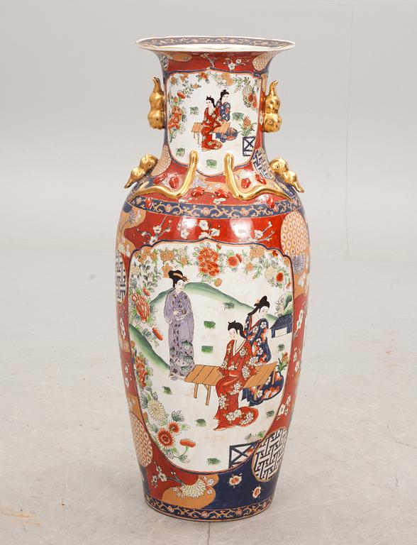 GOLVVAS, porslin. Japan, Imaridekor. 1900-tal.