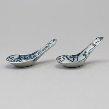 A pair of blue an white spoons, 'Desaru', 1835-50.