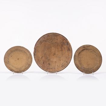 Tallrikar, ett par, samt ett fat, allmoge, 1800-tal.