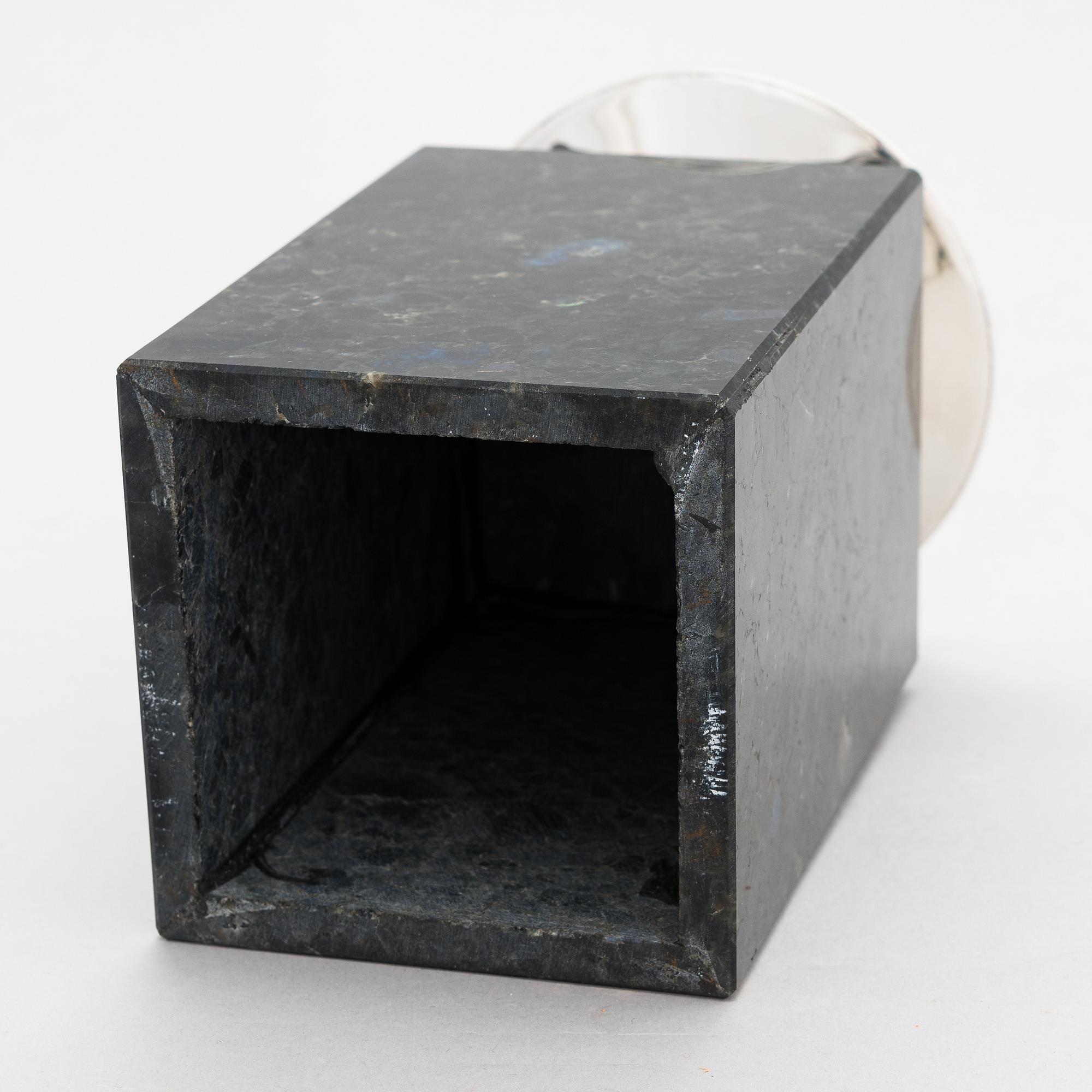 Pekka Piekäinen, veistos, anortosiitti ja hopea, leimattu 1999 Platinoro, Turku.