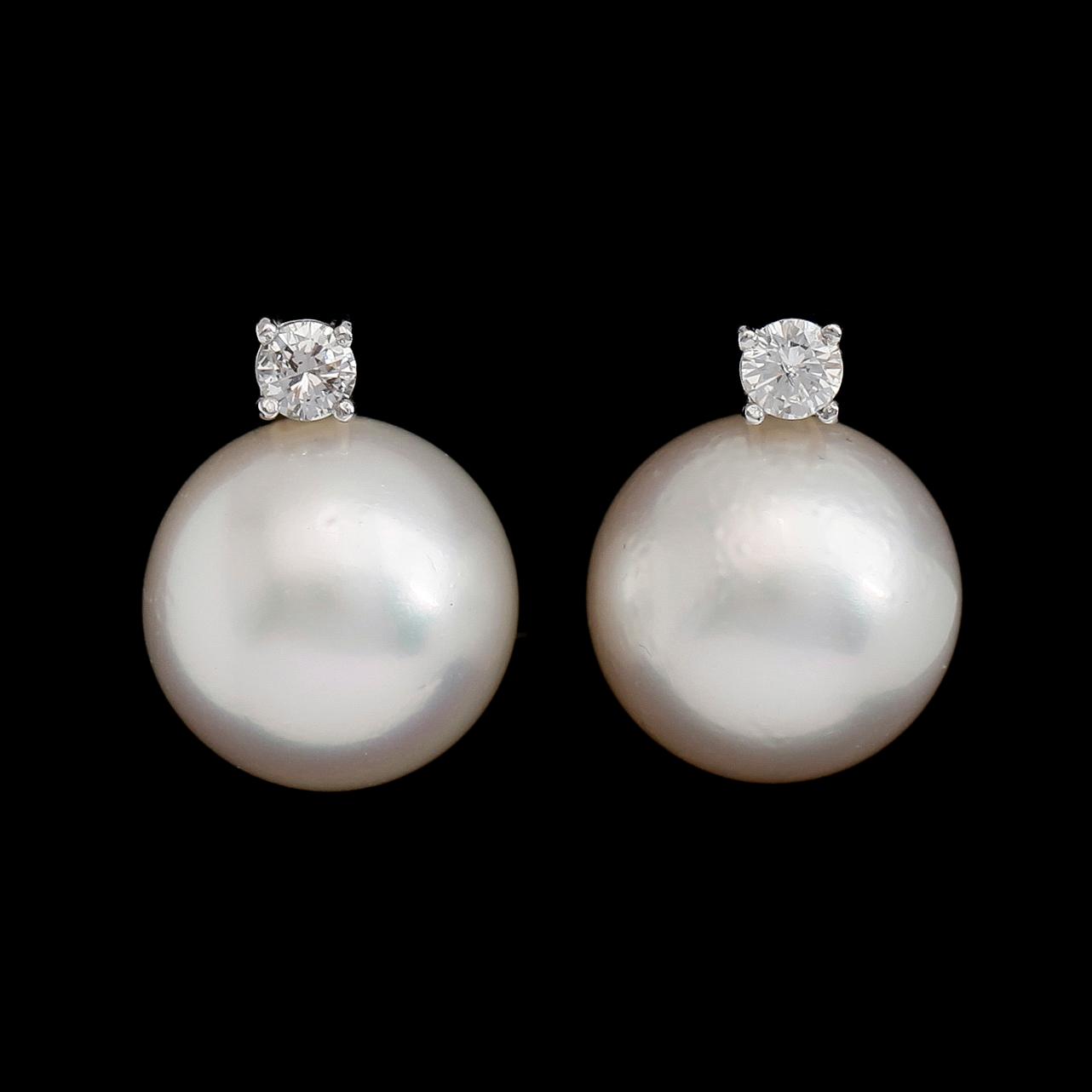 ÖRHÄNGEN, 1 par, 18 k vitguld, odlade pärlor, briljantslipade diamanter tot ca 0.42 ct. Vikt ca 10,3 g.