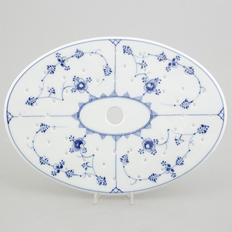 Serveringsfat, två stycken, samt sil till fiskfat, porslin, "Musselmalet", Royal Copenhagen.