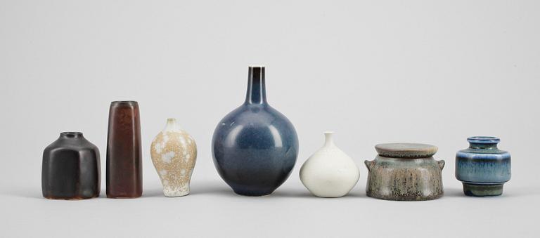 MINIATYRER, 7 st, stengods, bla Stig Lindberg och Gunnar Nylund, Gustavsberg respektive Rörstrand.