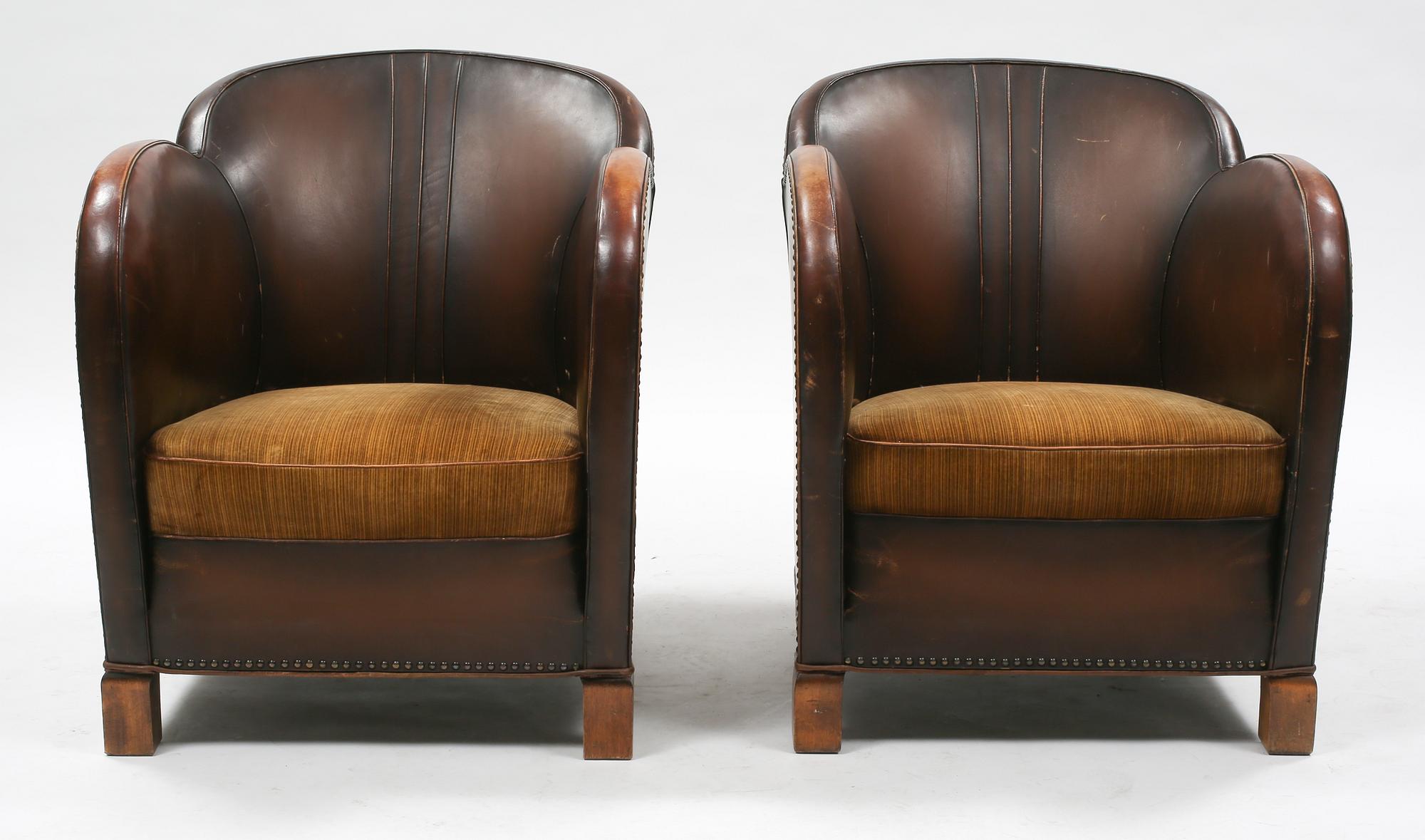 CLUBFÅTÖLJER, ett par, 1900-talets andra kvartal.