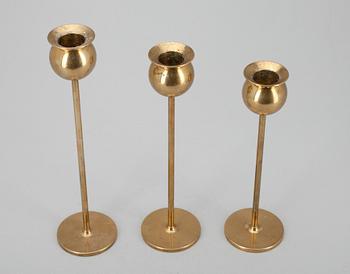 KYNTTILÄNJALKOJA, 3 kpl, messinkiä, Skultuna,  1900-luvun loppupuoli.