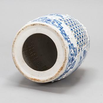 A modern manufacturing blue and white Chinese garden porcelain seat.